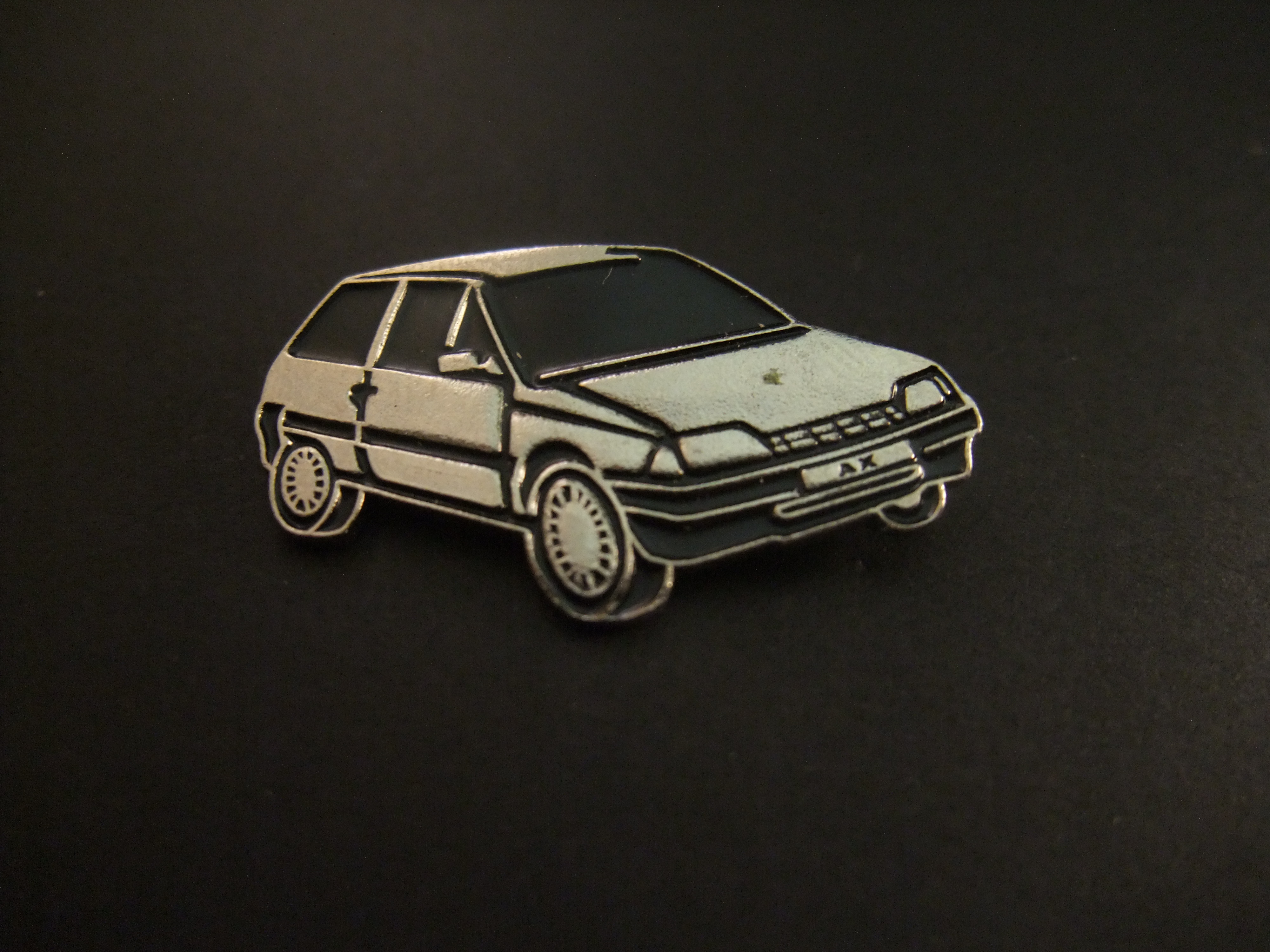 Citroën AX kleine personenwagen zilverkleurig